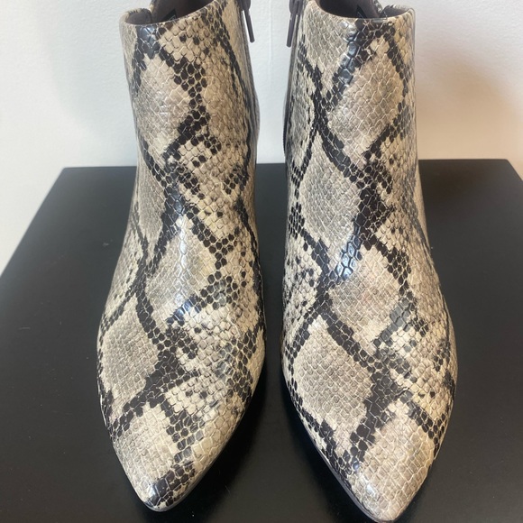 Clarks booties snakeprint like new 6.5 - Picture 3 of 5